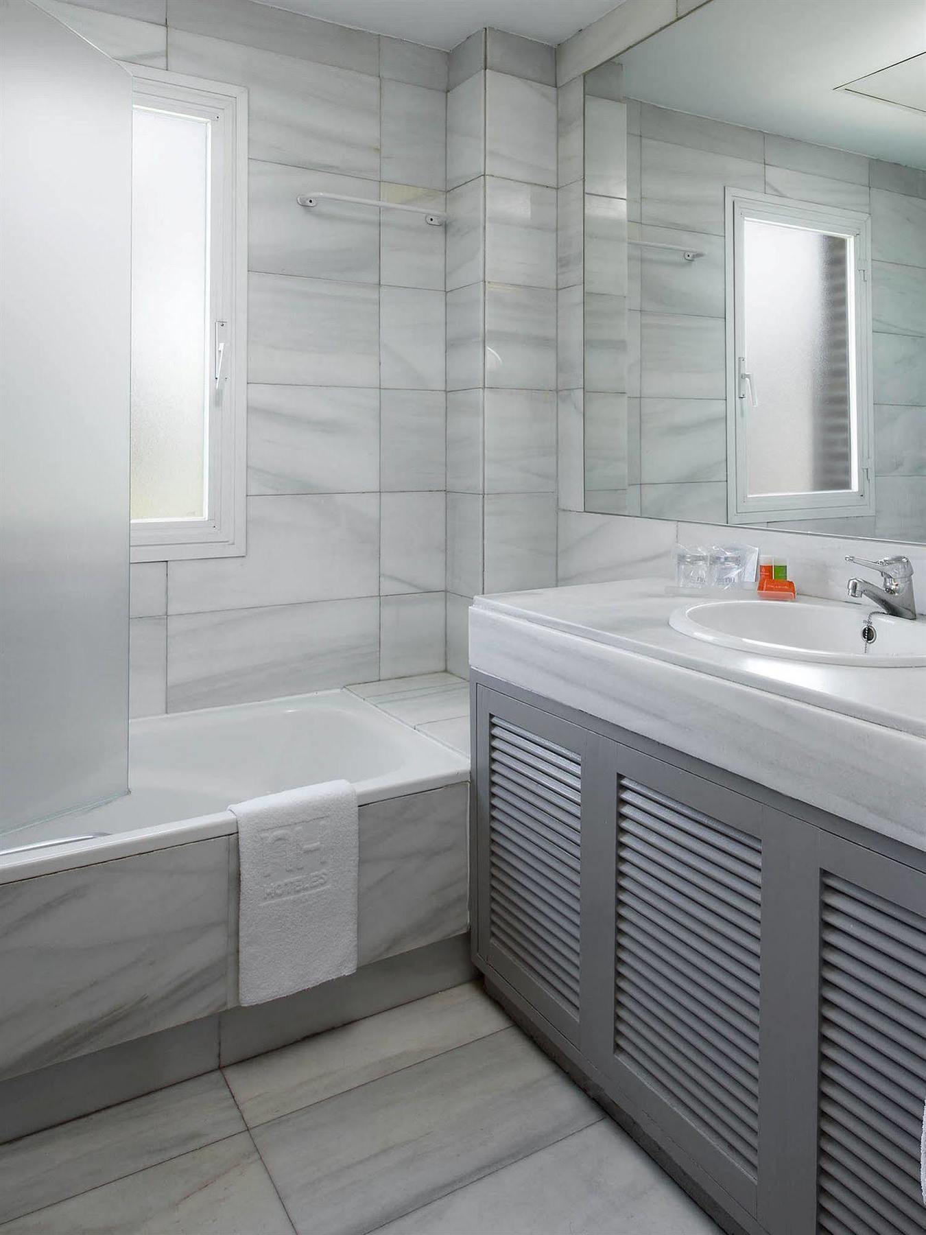 Th Aravaca Aparthotel Madrid Buitenkant foto
