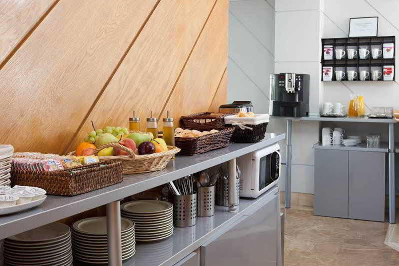 Th Aravaca Aparthotel Madrid Buitenkant foto